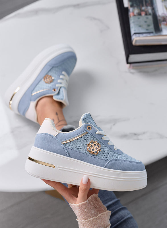 CLARA - Zapatillas azules con plataforma, inserciones trenzadas y detalles dorados