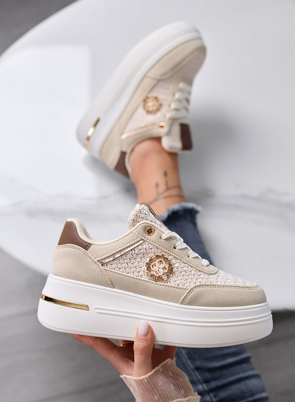 CLARA - Zapatillas beige con plataforma, inserciones trenzadas y detalles dorados