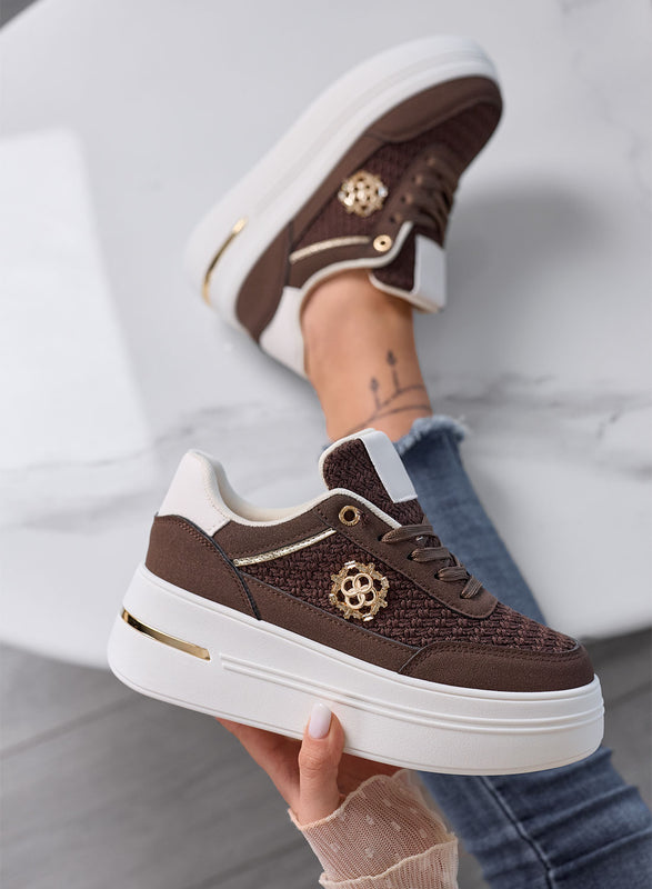 CLARA - Zapatillas marrones con plataforma, inserciones trenzadas y detalles dorados