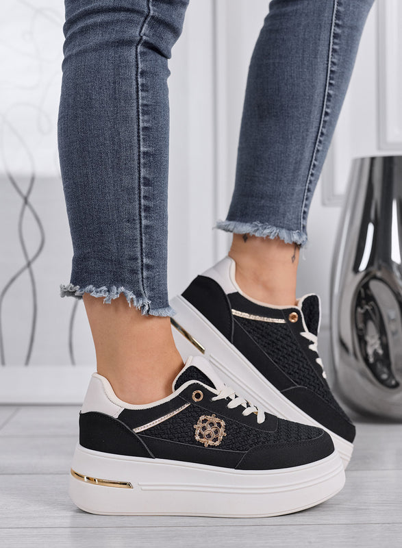 CLARA - Zapatillas negras con plataforma, inserciones entrelazadas y detalles dorados