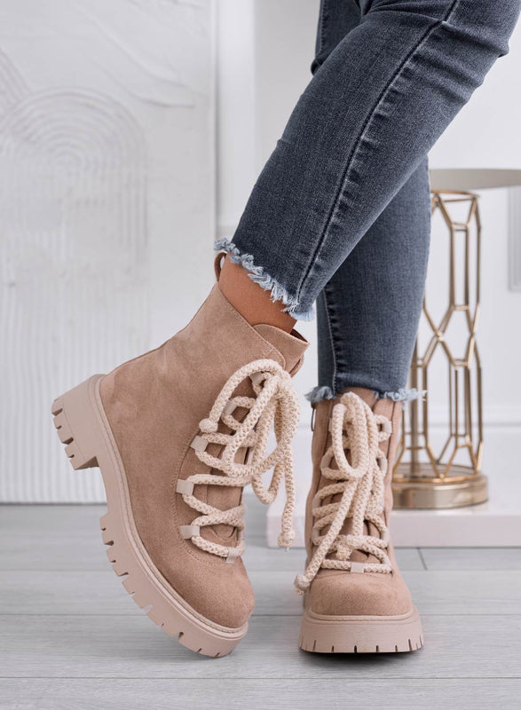 CLOTILDE - Botines anfibios color barro con cordones de cuerda beige