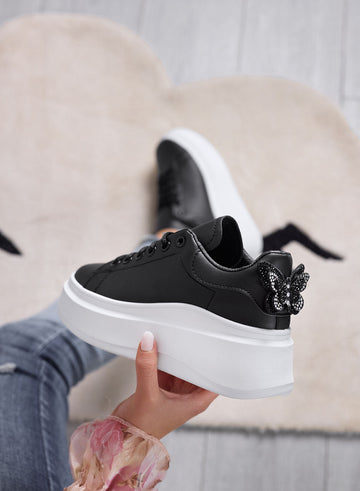 CRISTINA - Zapatillas negras con mariposa de joya