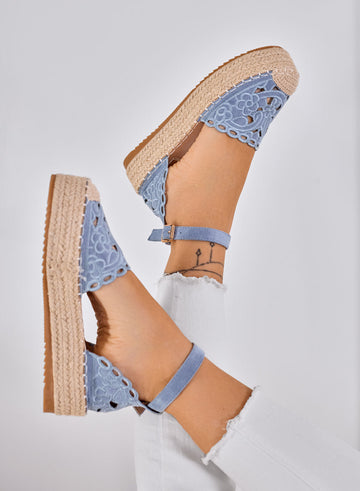 CRISTY - Espadrilles azules bordadas con cinturón al tobillo y suela platform de cuerda