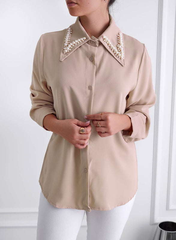 Camisa beige con cuello adornado