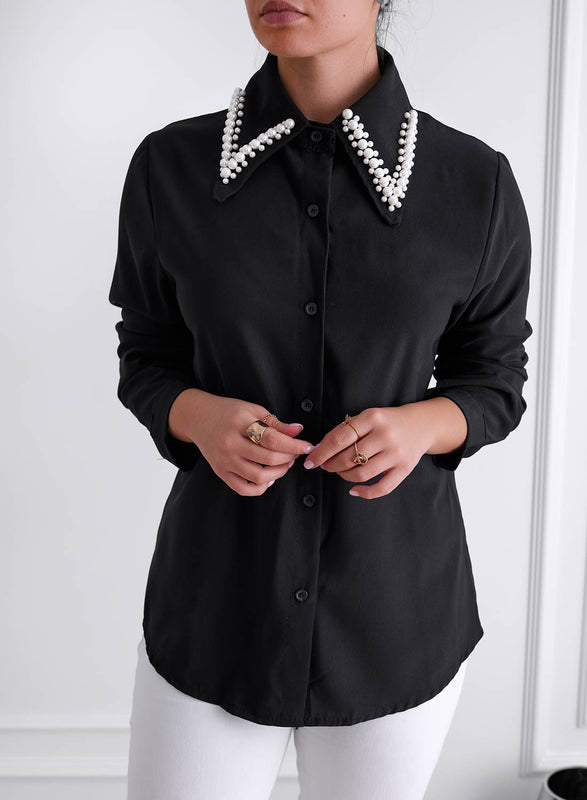 Camisa negra con cuello adornado