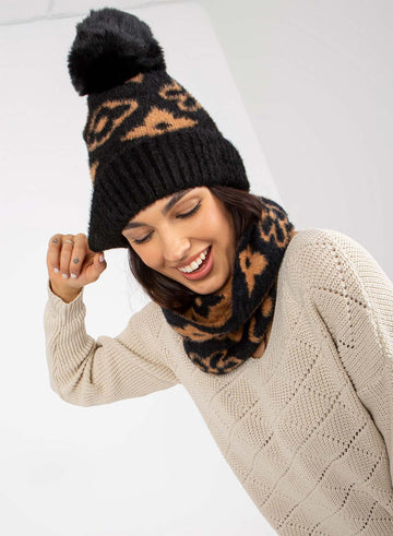 Gorro negro acolchado con pompón