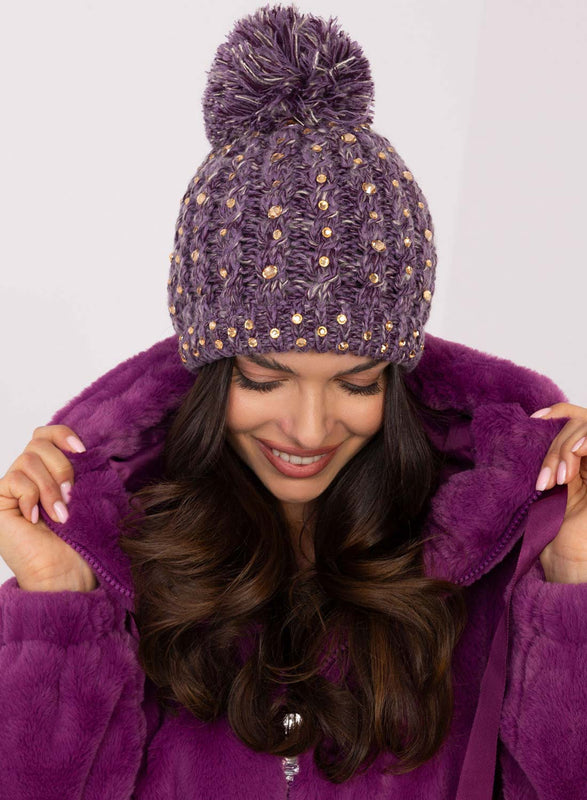 Gorro morado acolchado con strass y pompón