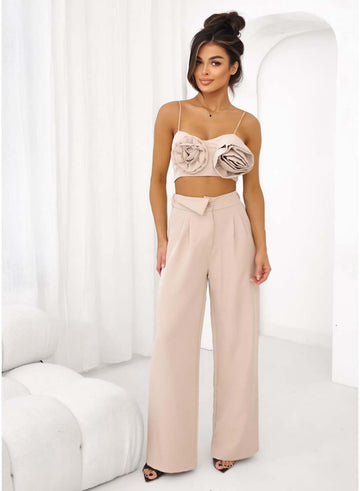 Conjunto de dos piezas beige con top y pantalón