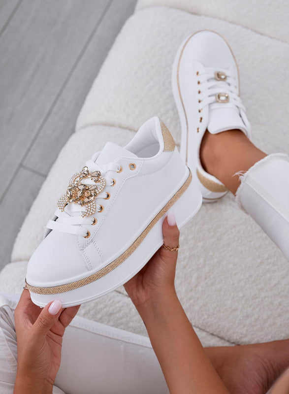 DOINA - Zapatillas blancas con aplicación de joyas e inserciones doradas