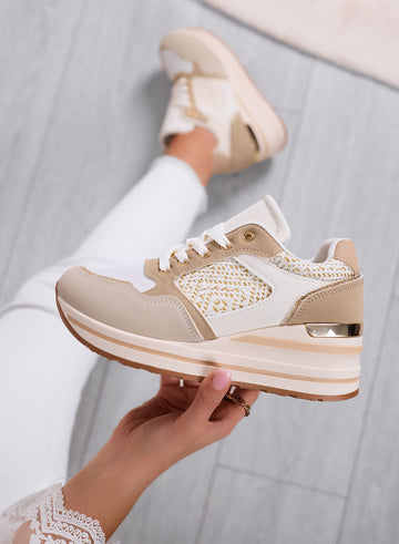 ELLY - Zapatillas beige con cuña y detalles bordados
