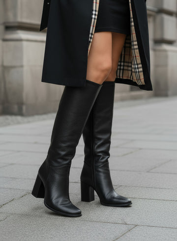 ERIKA - Stivali alti neri in ecopelle martellata con tacco comodo