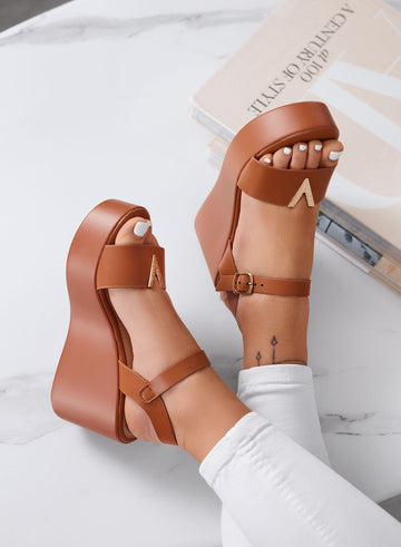 FABIANA - Sandalias camel con cuña y detalle en V dorado