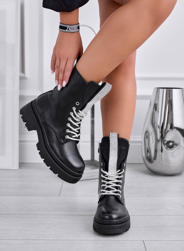 FILE - Botines anfibios negros con cordones de strass