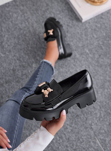 GIUDITTA - Mocasines negros de charol con lazo y broche dorado teddy
