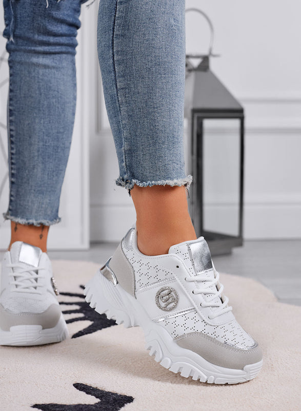 GRAZIA - Zapatillas blancas perforadas con aplicación de joya