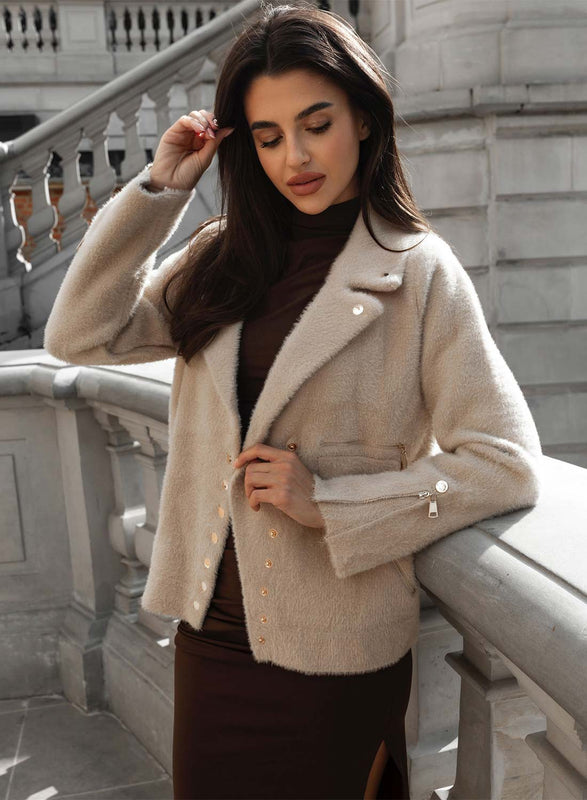 Chaqueta corta beige de lana con botones dorados