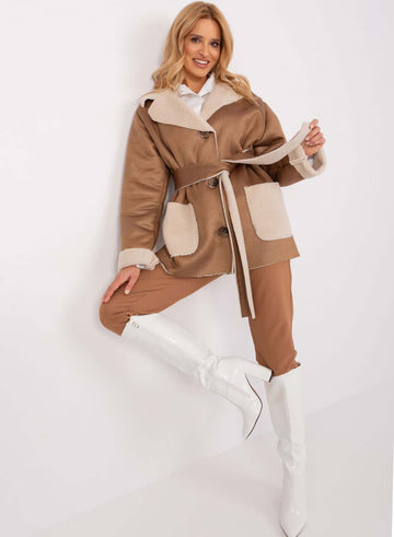 Chaqueta color fango de borrego oversize con bolsillos a contraste