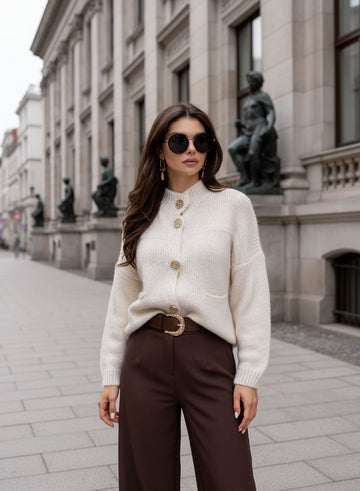 Chaqueta cárdigan beige con botones dorados