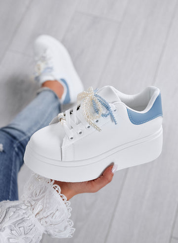 IOLANDA - Zapatillas blancas con talón azul y lazo de perlas