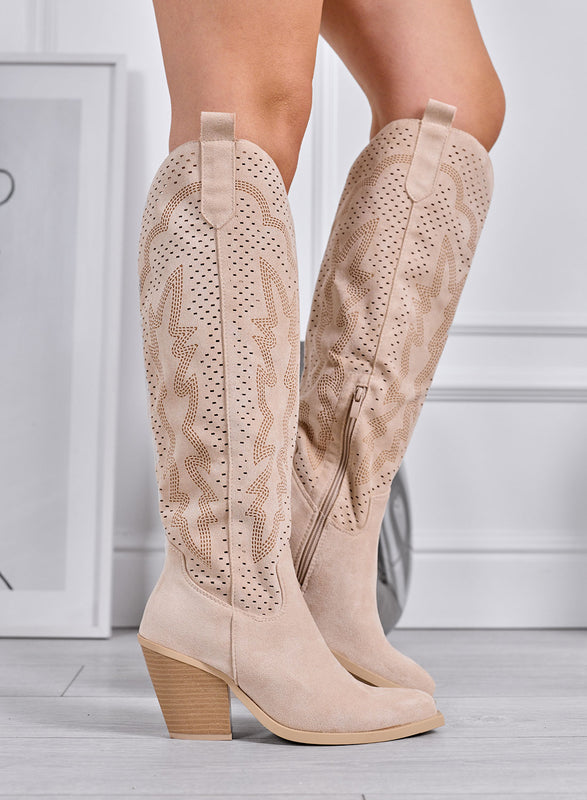 JANINE - Botas altas tejanas beige caladas con tacón medio