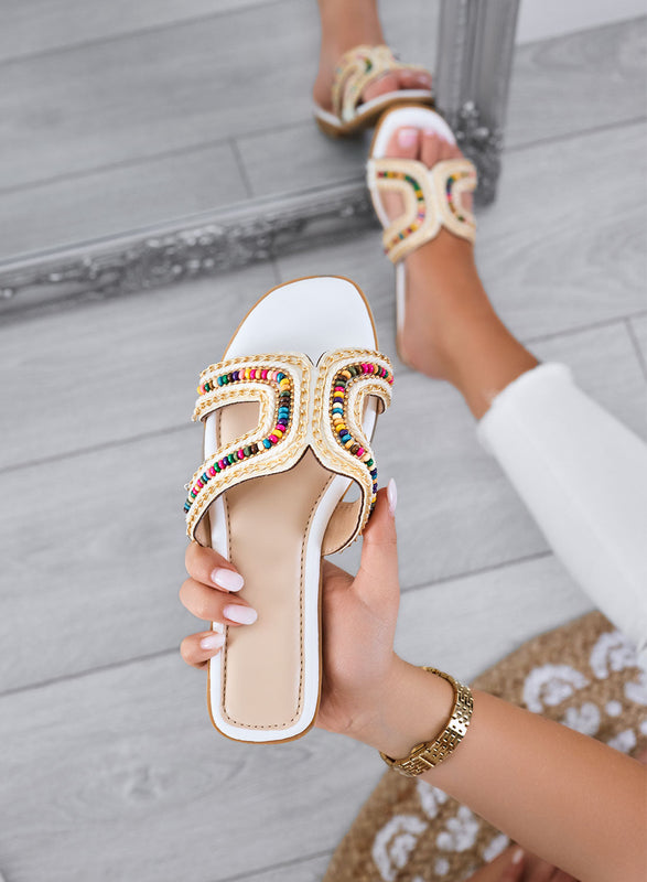 KARMEN - Sandalias blancas tipo ciabatta planas con perlas multicolor y detalles dorados