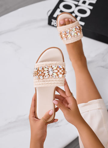 KRISTEN - Sandalias beige tipo chancla con banda de crochet y maxi strass