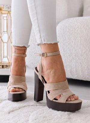 LARA - Sandalias color barro con plataforma, tacón alto y correa