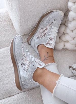 LORENA - Zapatillas grises con encaje blanco y brillantes strass