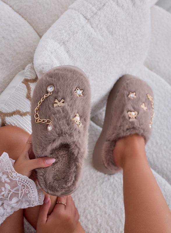 LUDOVICA - Pantuflas beige de pelo sintético con aplicaciones de joyas doradas