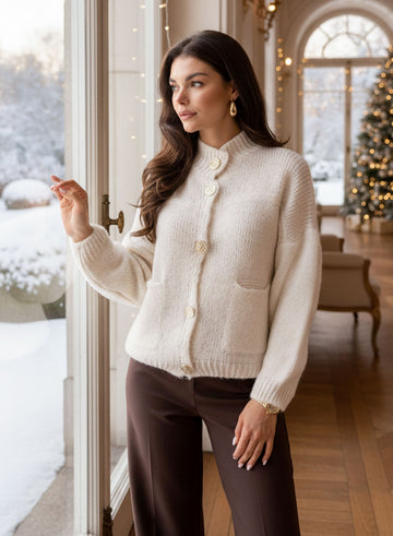 Veste cardigan beige avec boutons dorés