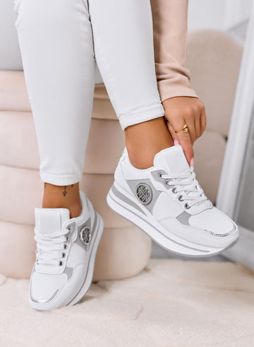 MALIA - Sneakers bianche con logo laterale e zeppa comoda