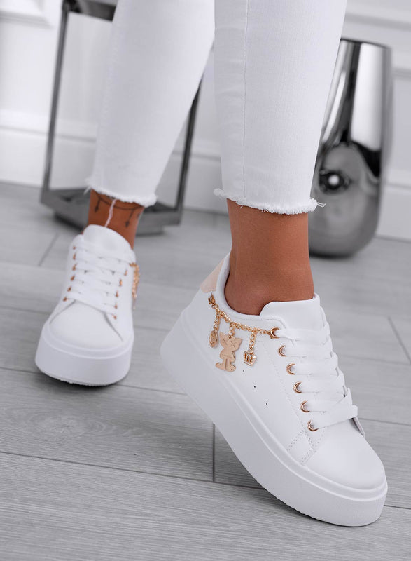 MARBELLA - Deportivas blancas con espalda beige y colgantes dorados