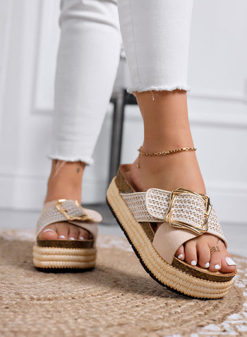 MAYA – Sandalias tipo chanclas beige con plataforma y maxi hebilla dorada trenzada