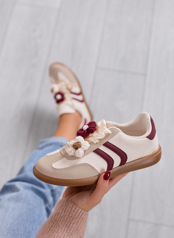 MELISSA - Zapatillas beige y burdeos con flores de crochet