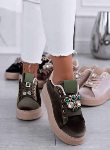 MILA - Zapatillas verdes de terciopelo con adorno de joya