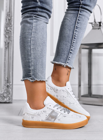 MIREA - Zapatillas blancas con detalles florales e inserciones plateadas