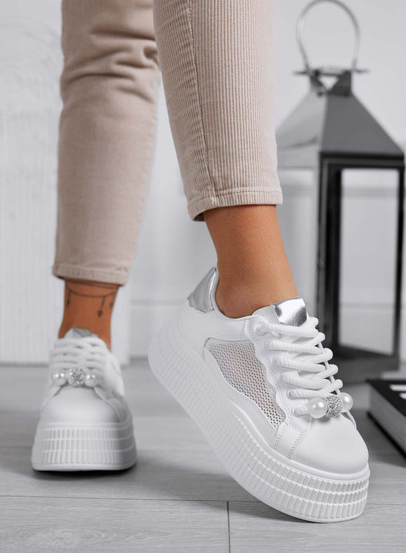 MIRELA - Zapatillas blancas con inserciones plateadas, suela ondulada y diseño de malla
