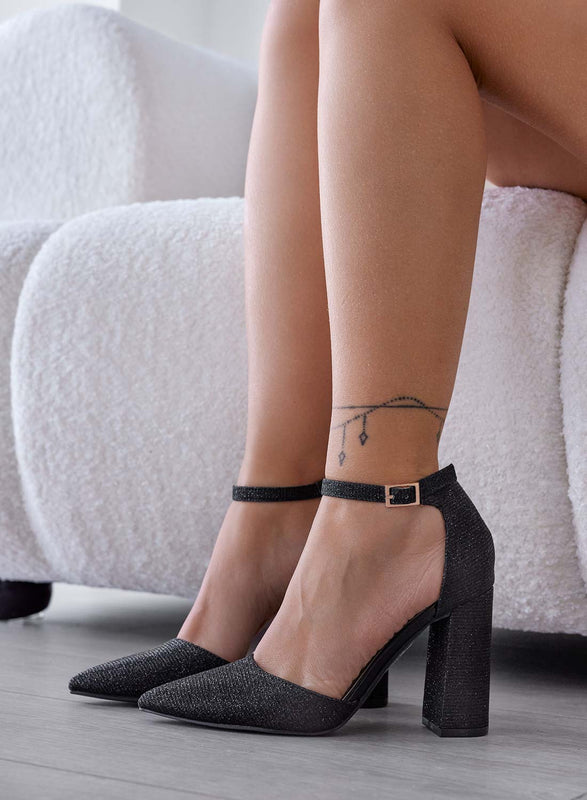 Decolletè nere laminate con cinturino