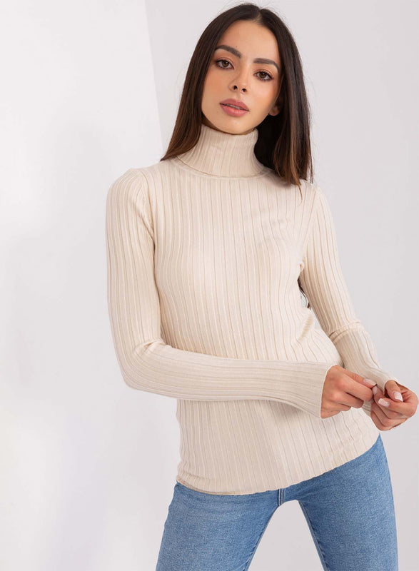 Suéter beige de canalé con cuello alto