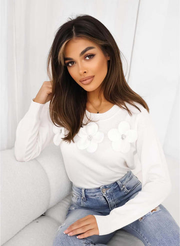 Camiseta blanca con flores aplicadas