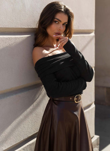 Blusa negra con escote barco