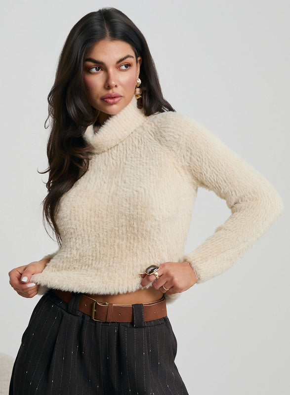 Pull beige à col roulé avec texture duveteuse