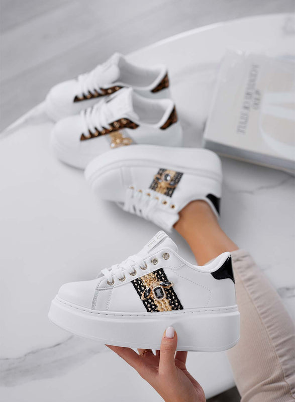 NELSON - Zapatillas blancas con detalle de abeja joya e inserciones negras