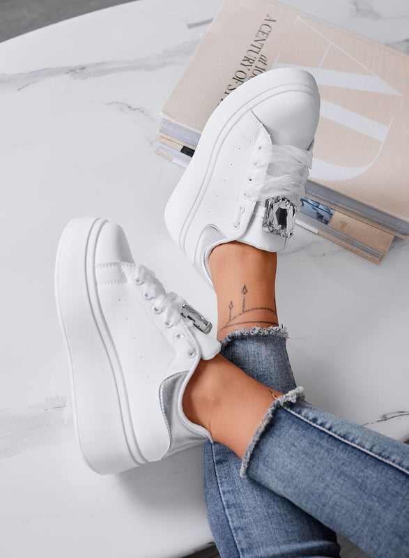 OLIVIA - Zapatillas Platform Blancas con Detalle de Joya