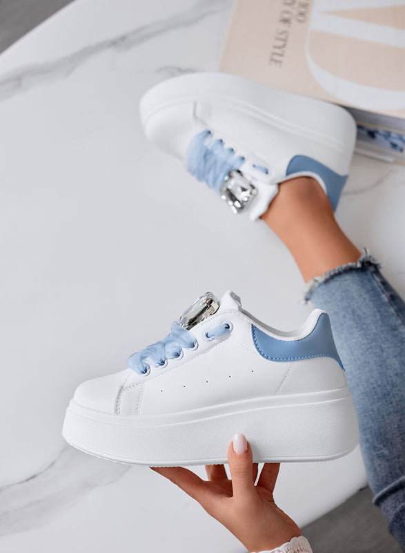 OLIVIA - Zapatillas Platform Blancas con Detalle de Joya y Cordones Azules