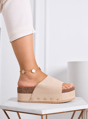 ORIO - Sandalias de cuña beige con banda ancha y remaches laterales