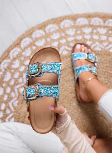 PETRA - Sandalias azules tipo chanclas con doble hebilla dorada y decoraciones joya