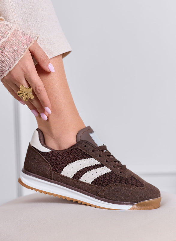 PIERA - Zapatillas marrones de tela con detalles blancos y suela de goma