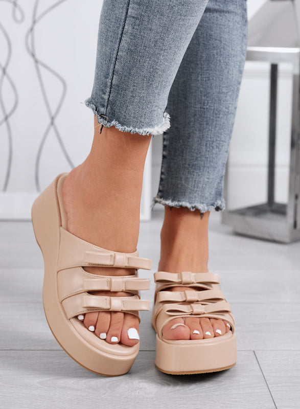 PIPER - Sandalias tipo sabot beige con cuña y detalles de lazo