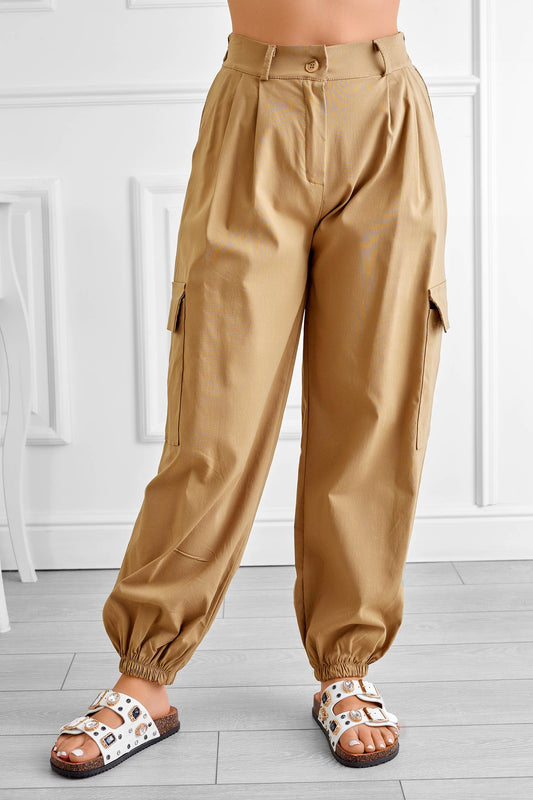 Pantalón cargo beige con bolsillos laterales